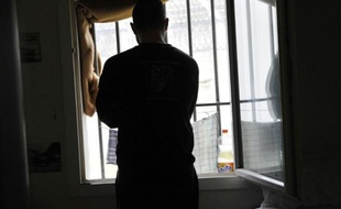 Un détenu de la prison de Mont-de-Marsan devant une fenêtre du bâtiment du "module respect", le 26 février 2015