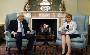 Le Premier ministre britannique Boris Johnson avec la Première ministre écossaise Nicola Sturgeon à Edimbourg, le 29 juillet 2019.