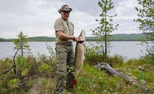 Vladimir Poutine, un énorme brochet à la main. Photo diffusée le 26 juillet 2013.