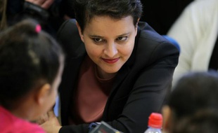 La ministre de l'Education Najat Vallaud-Belkacem découvre dans une classe au Havre le 22 février 2016 un nouveau système d'apprentissage de lecture