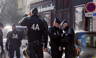 Un fils de Dieudonné âgé de 15 ans a été interpellé dans la nuit de lundi à mardi avec un couteau devant le théâtre de la Main d'Or à Paris, où son père venait de se produire après plusieurs annulations, a-t-on appris de sources proches de l'enquête.
