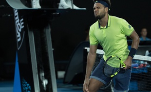 Jo-Wilfried Tsonga lors d'un match contre Nick Kyrgios à l'Open d'Australie le 19 janvier 2018.