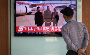 Un Sud-coréen suit le 13 mai 2015 à Séoul la retransmission télévisée de l'éxécution du ministre de la Défense nord-coréen Hyon Yong-Chol