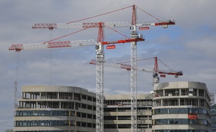 Construction d'un immeuble de bureaux à Bezons près de Paris, le 3 septembre 2020.