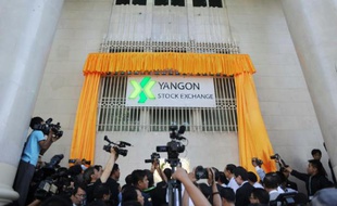 Des journalistes présents à la cérémonie d'inauguration de la Bourse birmane: le Yangon Stock Exchange, le 9 décembre 2015 à Rangoun