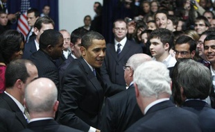 Le président américain Barack Obama salue la foule, lors d'une rencontre à Strabourg avec des habitants de la ville, en marge du sommet de l'Otan, le 03 avril 2009.