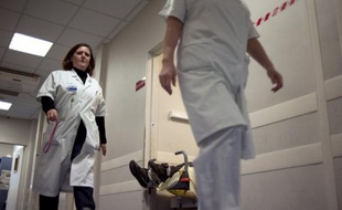 Conditions de travail dégradées, manque d'effectifs, salaires peu élevés, épuisement professionnel : la grève des infirmières de l'hôpital parisien de Tenon (XXe arrondissement) révèle une crise de la profession qui couve depuis plusieurs mois, en particulier à Paris.