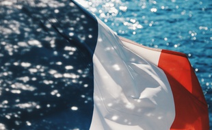 Illustration du drapeau français et de la mer