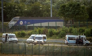 Des camions de CRS français sont stationnés près de l'Eurotunnel, à Coquelles, près de Calais dans le Nord de la France
