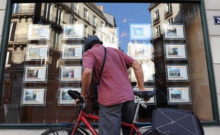 Devant une agence immobilière à Nantes, en octobre 2010.
