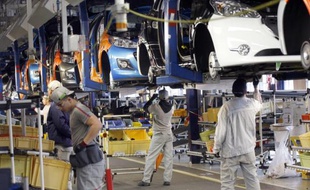L'embellie s'est poursuivie en octobre pour le marché automobile français, avec une progression de 2,6% des immatriculations de voitures neuves en données brutes, ce qui a conduit lundi les constructeurs à revoir à la hausse leur prévision pour l'année.