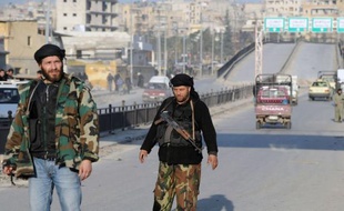 Les rebelles veulent mettre fin au statu quo à Alep, où les belligérants font du sur-place, affirmant désormais couper les routes et concentrer leurs attaques sur les bases militaires pour prendre le contrôle de la deuxième ville de Syrie.