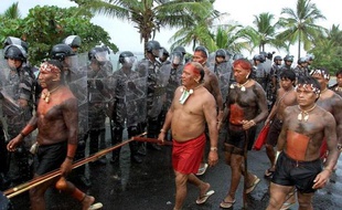 Manifestation d'indiens Yamomamis le 22 avril 2000 à Coroa Vermelha, dans l'état brésilien de Bahia (nord-est), pour dénoncer les célébrations officielles du 500 anniversaire de l'arrivée des premiers colonisateurs portugais