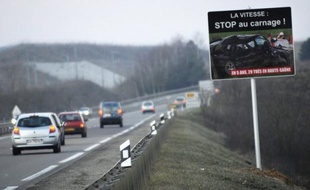 Le ministre de l'Intérieur, Claude Guéant, a annoncé vendredi sur France Info le lancement d'une campagne radio-télévisée de prévention des dangers de l'alcool au volant, responsable de 1.200 morts en 2010, le tiers du nombre des tués sur les routes.