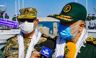 Sur cette photo fournie par les autorités iraniennes, le général Hossein Salami (à droite) répond à des questions de journalistes lors de sa visite de l'île d'Abu Musa, samedi 2 janvier.