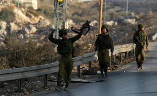 Des soldats israéliens sur une route lors d'affrontements avec de jeunes Palestiniens, dans la ville de Ramallah, en Cisjordanie, le 4 octobre 2015