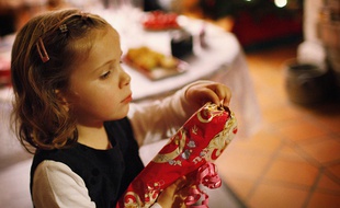Une fillette avec un cadeau le jour de Noël.