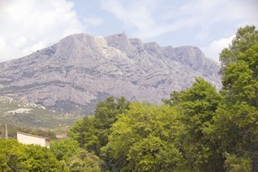 La montagne Saint-Victoire, dans les Bouches-du-Rhône.