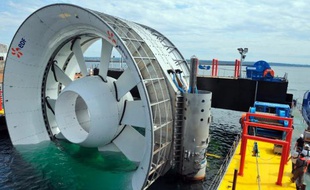 Photo prise le 31 août 2011 à Brest d'une hydrolienne d'EDF immergée au large de Paimpol-Bréhat