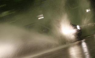 Le corps d'une étudiante portée disparue en compagnie d'un jeune homme vendredi soir sur le campus de l'université de Toulon à La Garde, où ils ont été emportés par les eaux dans un canal souterrain, après de fortes pluies dans la région, a été retrouvé.