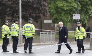 Trois hommes soupçonnés d'être impliqués dans le meurtre d'un soldat mercredi à Londres à coups de couteau et de hachoir par deux islamistes, ont été arrêtés samedi, a annoncé Scotland Yard.