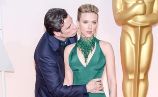 John Travolta et Scarlett Johansson, dimanche 22 février 2015, à Los Angeles.