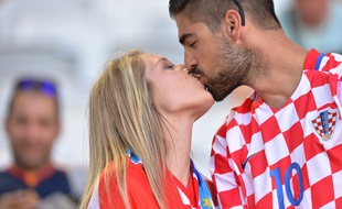 Deux supporters croates s'embrassent lors d'un match entre la Croatie et l'Espagne disputé lors de l'Euro 2016 le 21 juin 2016 à Bordeaux.