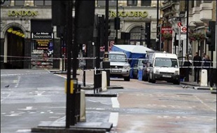 Haymarket est situé dans le West End, le quartier touristique de la capitale, où sont concentrés la plupart des théâtres. Aux alentours immédiats de l'endroit où la voiture a été découverte se trouvent notamment une boîte de nuit, des restaurants, des cinémas, un centre commercial et des bureaux. L'accès à toute la zone a été fermé, tout comme la station de métro de Piccadilly Circus.