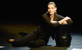 Clotilde Courau dans la pièce Piaf, l'être intime