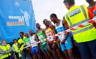 "Dès que vous parlez de Mandela, tout le monde veut participer!", s'écrie Mbeko Nzimande, l'un des nombreux Sud-Africains à courir un marathon à l'occasion du 50e anniversaire de l'arrestation du héros de la lutte contre l'apartheid.