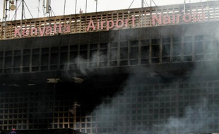 Deux premiers vols internationaux, en provenance de Londres et de Bangkok, ont atterri jeudi matin à l'aéroport international de Nairobi, ravagé mercredi par un gigantesque incendie, a annoncé une source aéroportuaire à l'AFP.