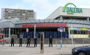 Des policiers devant le centre commercial de Munich où a eu lieu une fusillade qui a fait 9 morts, le 23 juillet 2017
