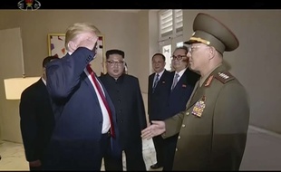 Donald Trump salue un général nord-coréen, le 12 juin 2018 à Singapour.