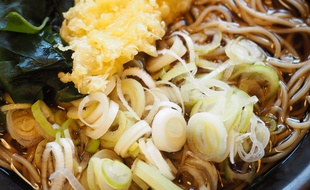 Pour déguster la cuisine japonaise, exit la fourchette et bonjour les baguettes !