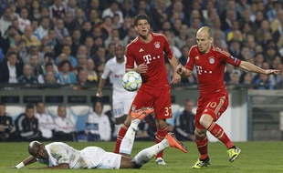 Le joueur du Bayern Arjen Robben prend le dessus sur Stéphane Mbia, le 28 mars 2012