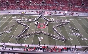 Capture d'écran d'une vidéo Youtube montrant le show d'une fanfare de l'Ohio dédié aux jeux vidéo, le 6 octobre 2012.