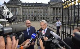 Charles Michel (gauche) et Kris peeters après une audience avec le roi à Bruxelles le 22 juillet 2014