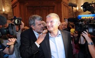 Olivier Falorni, le dissident PS qui a battu dimanche Ségolène Royal à la Rochelle, ne figurera pas dans le groupe socialiste à l'Assemblée nationale, a indiqué lundi la patronne du Parti socialiste, Martine Aubry.