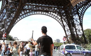 Sur le site de la tour Eiffel visité par 7 millions de touristes par an, voleurs, et policiers désormais plus présents, jouent au jeu du chat et la souris sur le terrain lucratif de l'arnaque et du pickpocket.