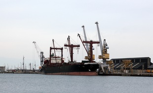 Le cargo Taj décharge de la marchandise au port de Saint-Malo, le 5 décembre 2018. Il a été bloqué par les autorités