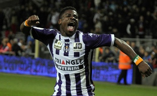 Le Toulousain Serge Aurier exulte après la victoire du TFC sur Reims en L1 (3-2), le 8 mars 2014 au Stadium de Toulouse.