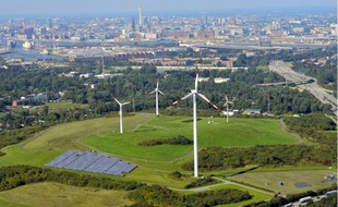 Des éoliennes ont été dressées sur une ancienne décharge de Hambourg, coincée sur une île fluviale de l'Elbe.