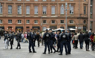 Une patrouille de police sur la place du Capitole à Toulouse le 14 novembre 2015