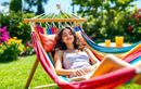 Envie de buller dans le jardin ? Ce hamac brésilien avec support en bois FSC est à moins de 200 € chez Truffaut