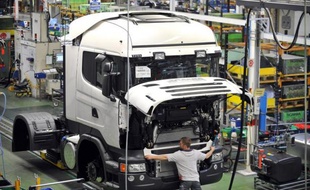 La Commission européenne a proposé lundi d'autoriser les constructeurs à concevoir des poids-lourds plus aérodynamiques afin de les rendre moins polluants et plus sûrs.