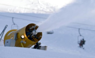 Un canon à neige le 21 décembre 2014 en action à Val d'Isère