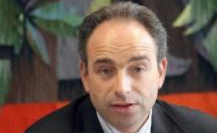 Le patron des députés UMP, Jean-François Copé, a déclaré mercredi à l'AFP que le texte sur la réforme des institutions ne pouvait "pas être adopté en l'état" et devait faire l'objet d'une "contribution majeure du groupe UMP" sur des points "importants".