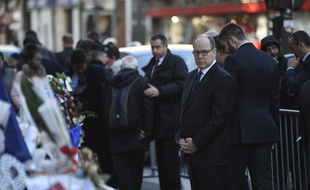 L Prince Albert II de Monaco devant le Bataclan, le 9décembre 2015.AFP/MARTIN BUREAU