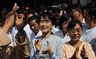 L'opposante birmane Aung San Suu Kyi s'est officiellement lancée mercredi pour la première fois dans la course au parlement, à deux mois et demi d'élections partielles qui seront pour l'Occident un test de la sincérité des réformes du nouveau régime birman.