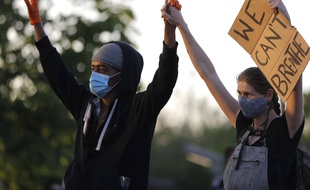 Des manifestants à St Paul dans le Minnesota, aux Etats-Unis, le 29 mai 2020.